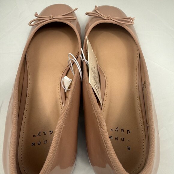 A New Day Beige Patent Leather Look Ballet Flats Size 8.5 Bow Accent Block Heel - Picture 8 of 10